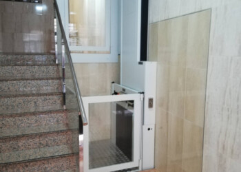 MEJORAS DE ACCESIBILIDAD - INSTALACIÓN DE SALVAESCALERAS VERTICAL 1 MEJORAS DE ACCESIBILIDAD - INSTALACIÓN DE SALVAESCALERAS VERTICAL 1