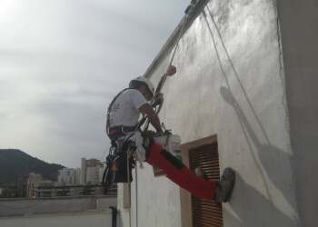 TRABAJOS VERTICALES EN PATIOS Y MEDIANERÍAS 2 TRABAJOS VERTICALES EN PATIOS Y MEDIANERÍAS 2